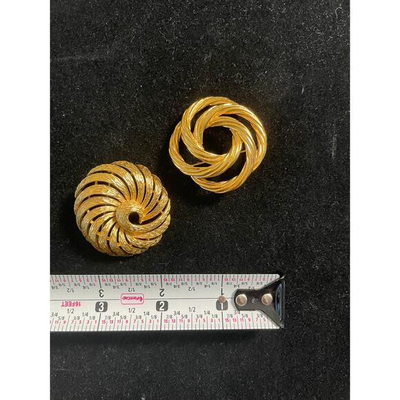 Lot of 2 vintage Gold Tone Brooches Trifari and Monet Signed - Picture 7 of 7